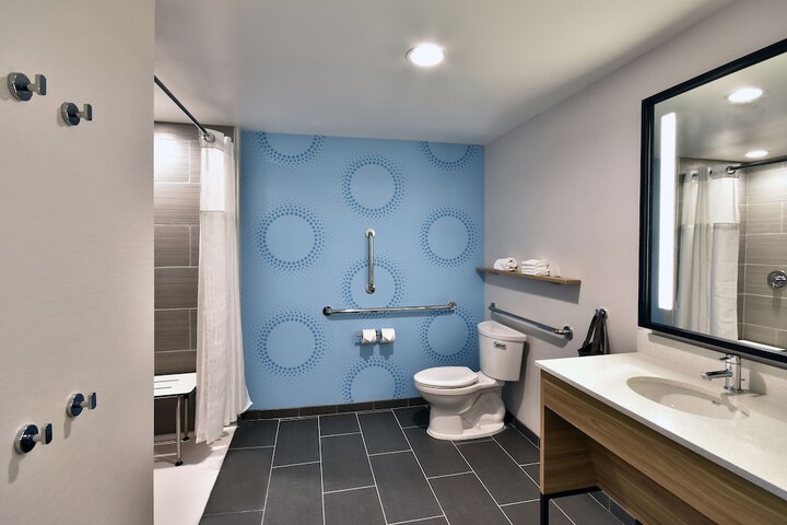 Room 6 of 17