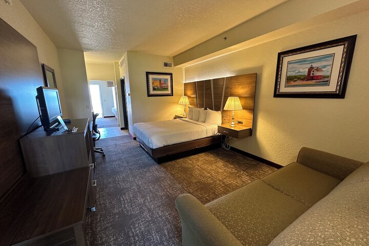 Mackinaw Beach & Bay Inn & Suites