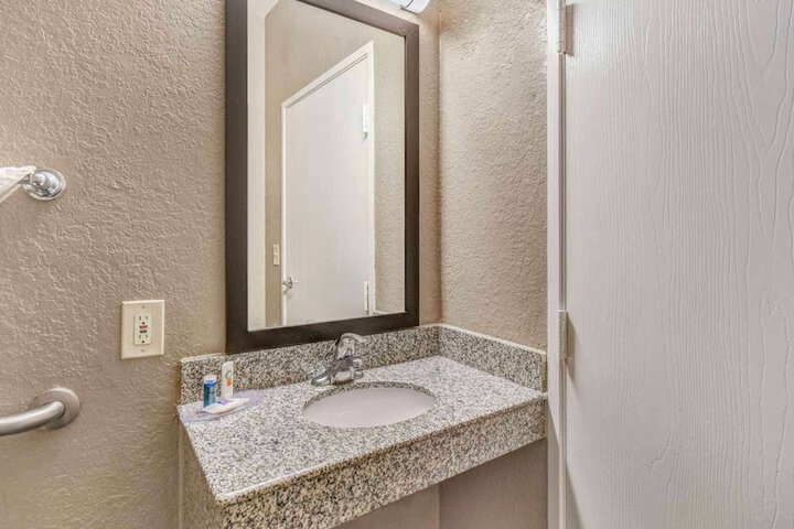 Room 35 of 47