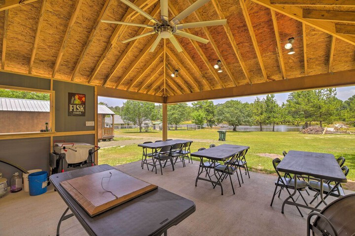 Lakefront Cabin w / Access to 2 Paddleboats!