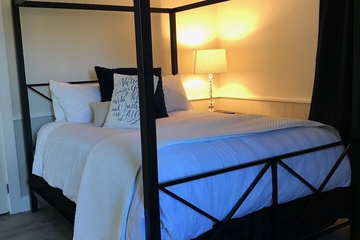 Room 52 of 106