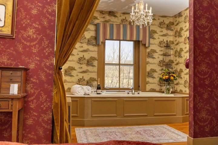 Room 32 of 76