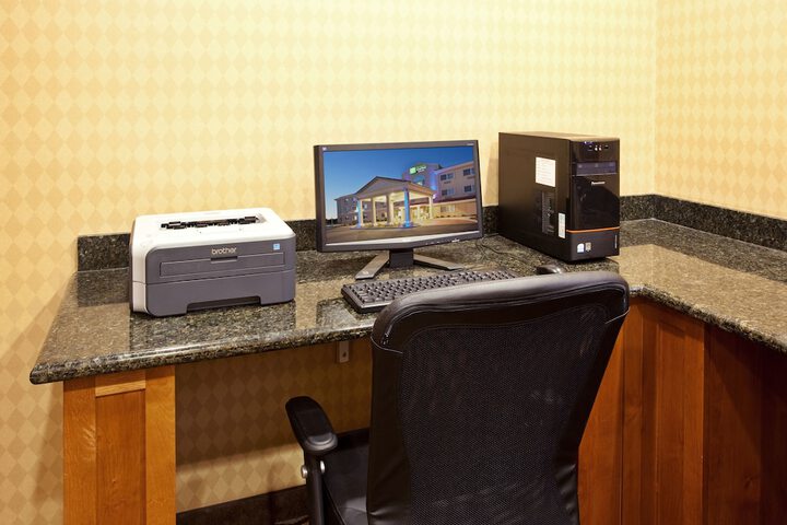 Holiday Inn Express & Suites Oroville Lake by IHG