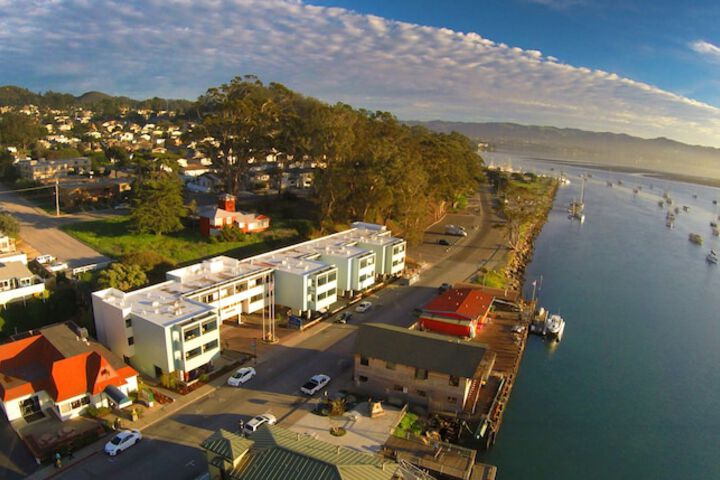 456 Embarcadero Inn & Suites