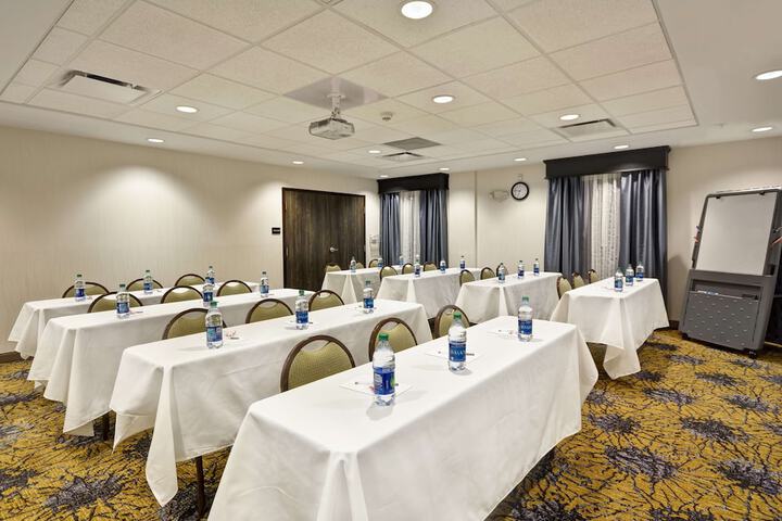 Hampton Inn & Suites Detroit / Warren