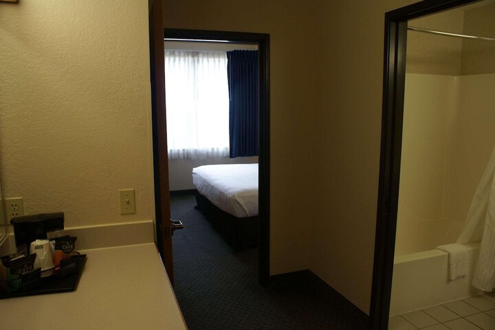Country Inn & Suites by Radisson Lansing, MI