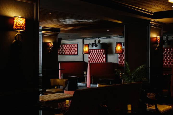 Lounge 74 of 85