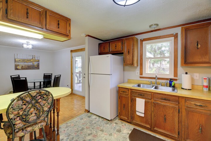 Bluefield Home w / Covered Deck - Near Parks!