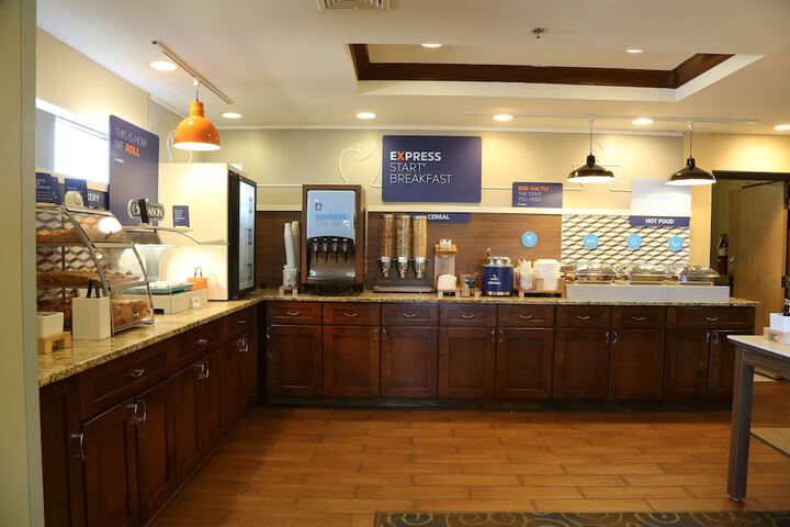Holiday Inn Express Hotel & Suites Cleveland by IHG
