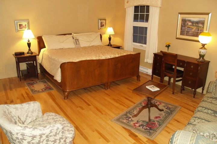 BAKERS CHEST B & B