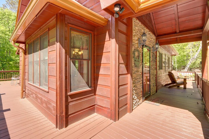 Private Ellijay Cabin w / Hot Tub & Amenities!