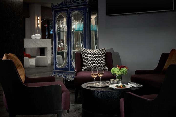 Lounge 29 of 30