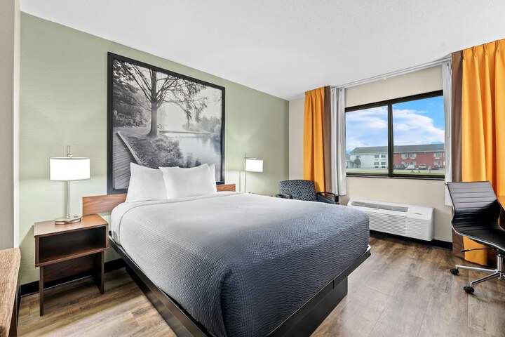 Super 8 by Wyndham Alexandria MN