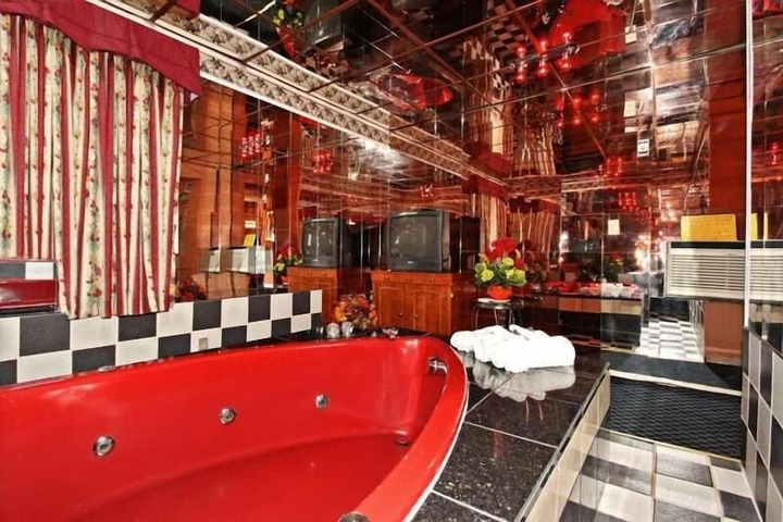 Room 22 of 37