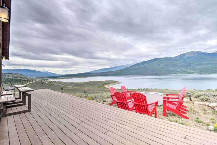 Breathtaking Views: Twin Lakes Retreat w / Deck