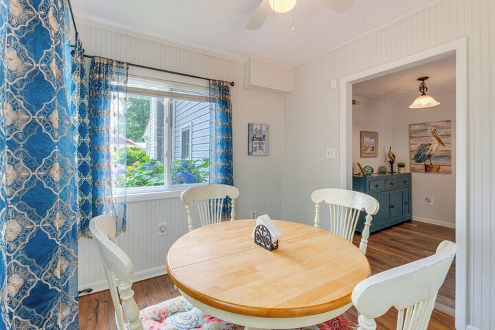 Adorable Cottage: Fire Pit Walk to Colonial Beach
