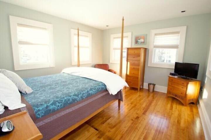 24 East Main Street B & B