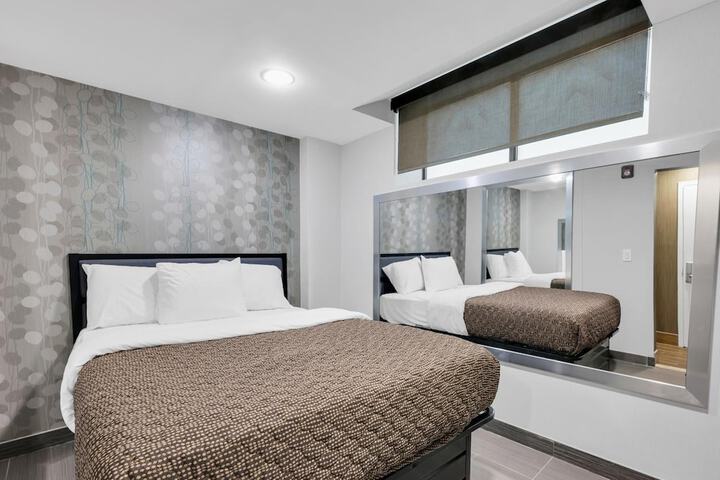 Room 32 of 43