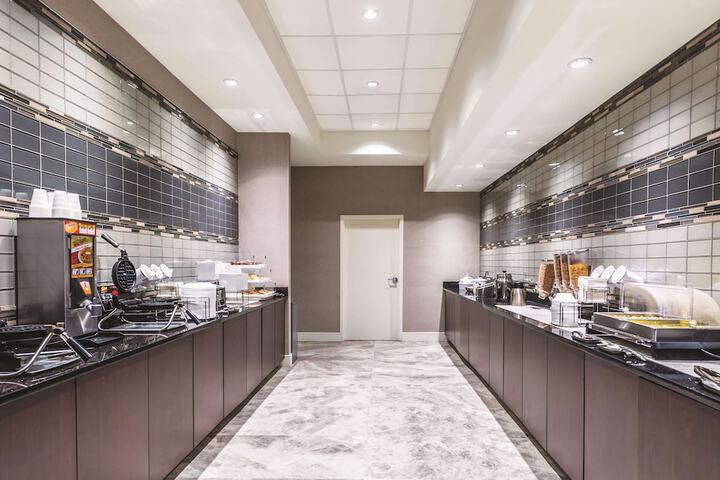 La Quinta Inn & Suites by Wyndham Cincinnati Sharonville