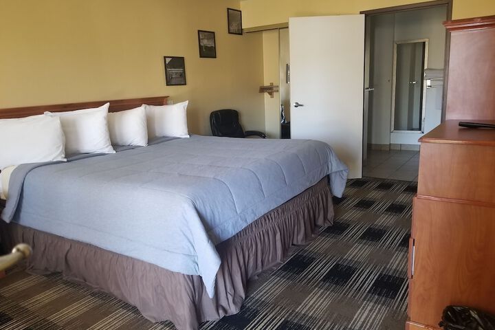 Oakridge Inn & Suites