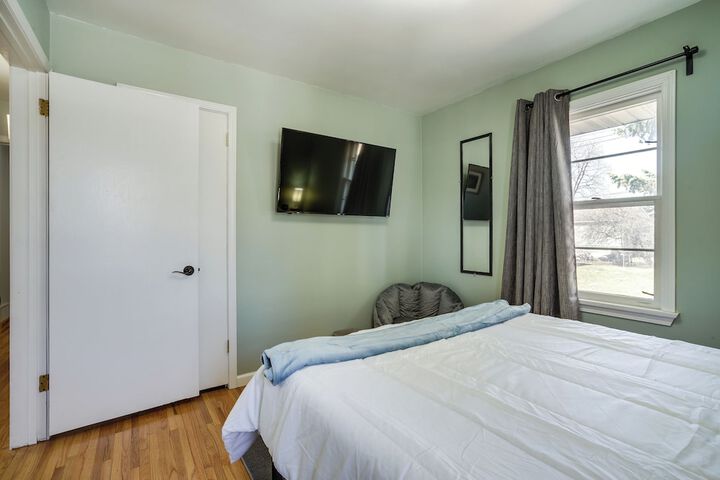 Inviting Minneapolis Vacation Rental w / Game Room!