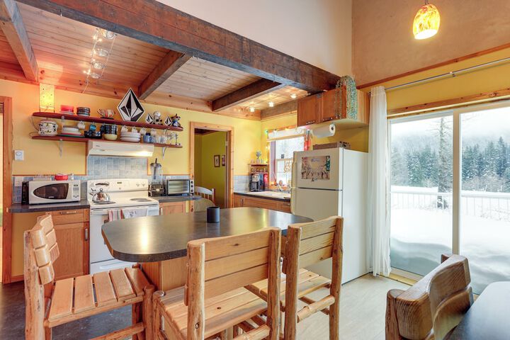 Snoqualmie Pass Cabin w / Deck: Walk to Ski Lift