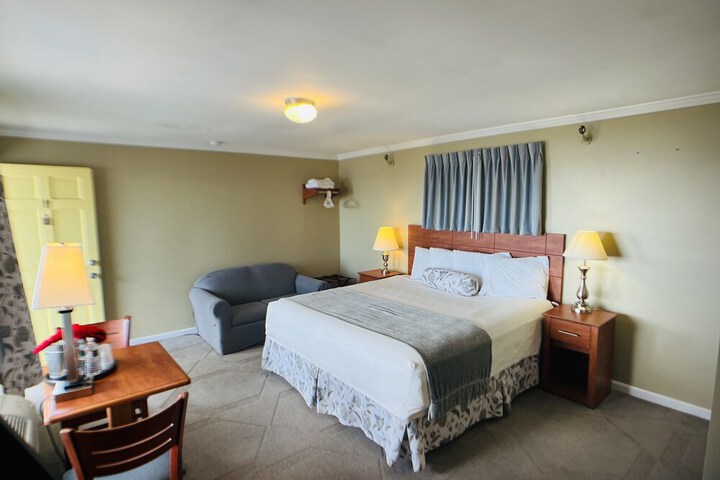 Room 32 of 33