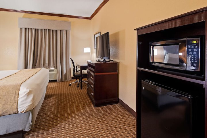 Room 10 of 32