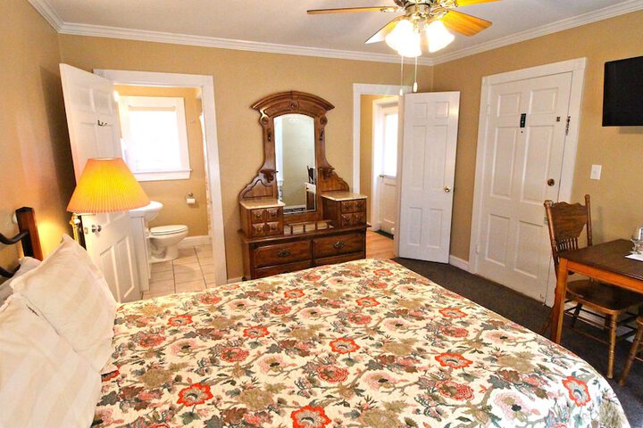 Peach Tree Inn & Suites