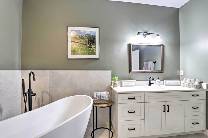 Peaceful Midway Studio w / Mountain + Golf Views!