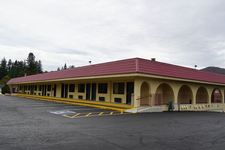 Timberland Inn & Suites