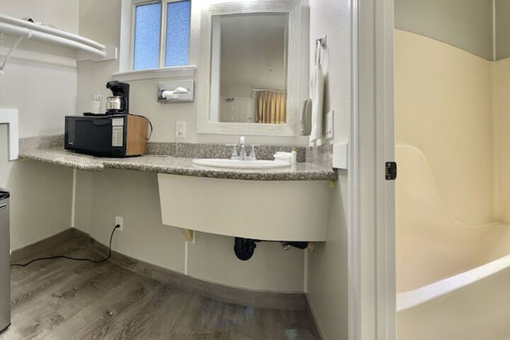 Americas Inn & Suite