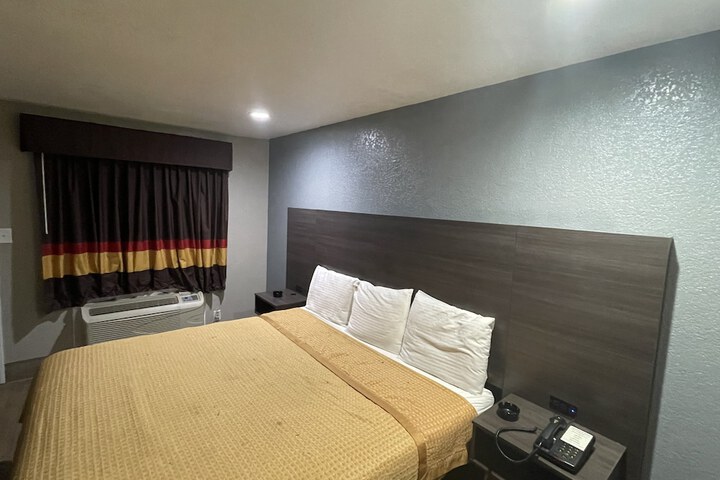 Room 11 of 11