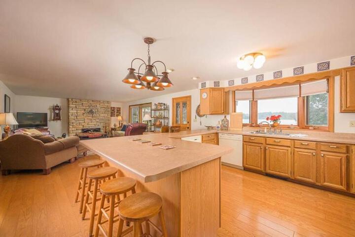 Lake House Family Vacation - Sleeps 12 Dock Kayaks Paddle Boards