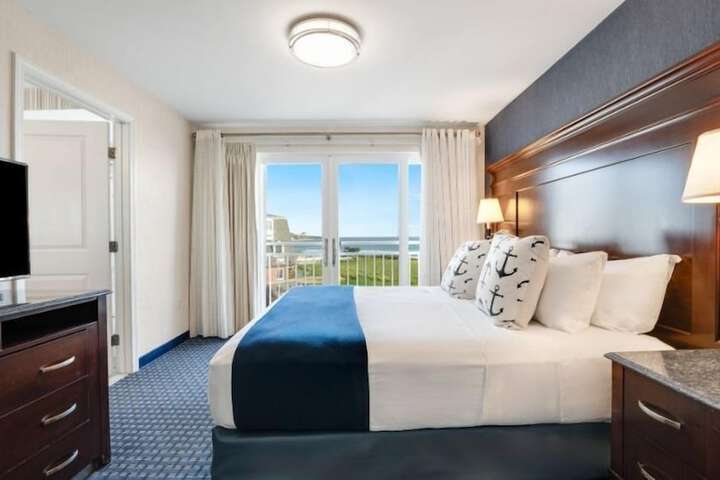 Newport Beach Hotel & Suites