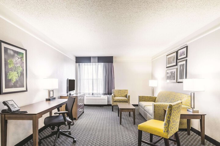 La Quinta Inn & Suites by Wyndham Cincinnati Sharonville