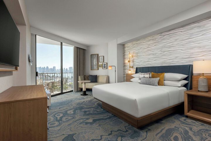 Room 43 of 215