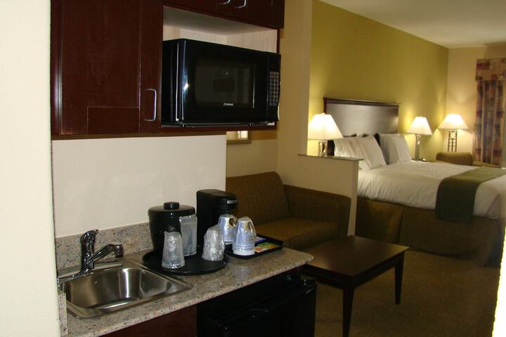 Holiday Inn Express Hotel & Suites Brownfield by IHG