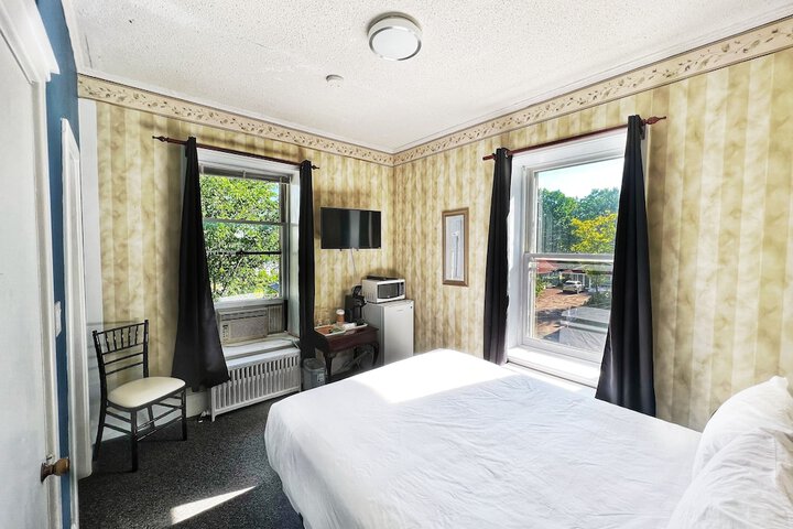 Room 28 of 104