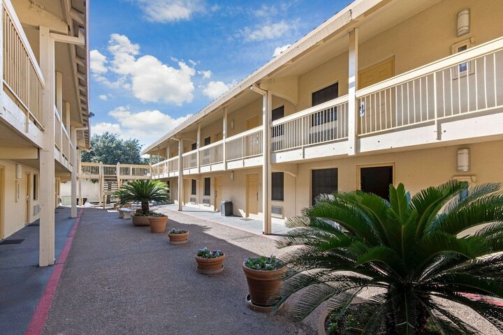 Hotel Exterior 30 of 30