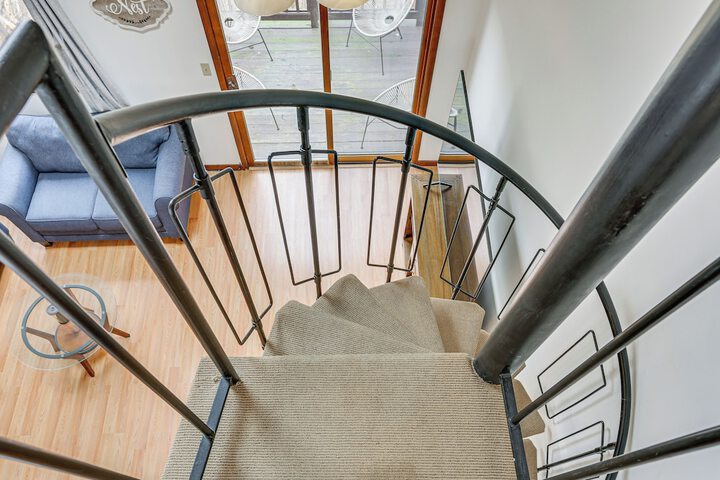 Vernon Township Condo w / Balcony Near Ski Lifts!
