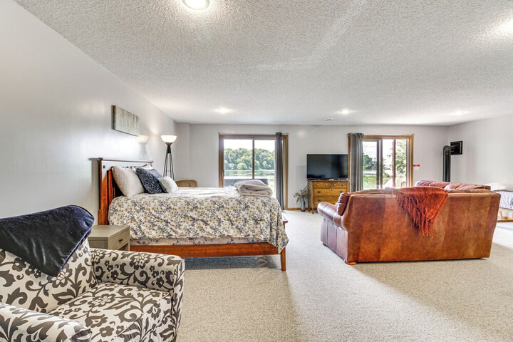 Private Lakefront Cabin w / Hot Tub Deck & Views
