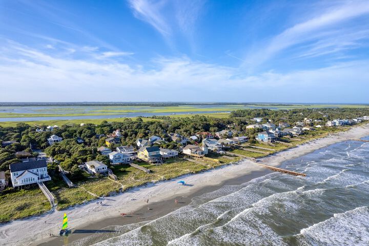 Hemlock by Avantstay Minutes From Folly Beach w / Multiple Patios