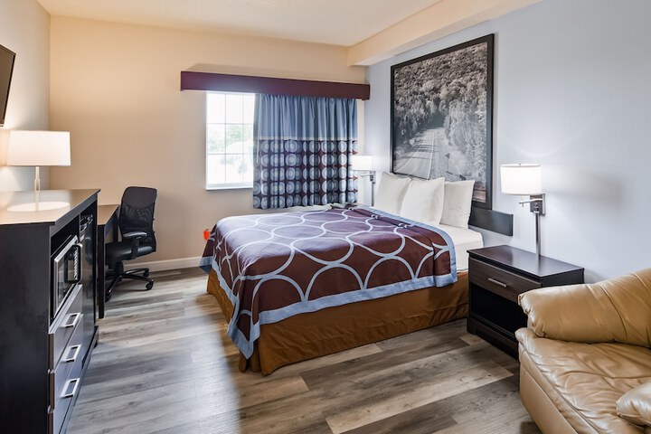 Room 11 of 32