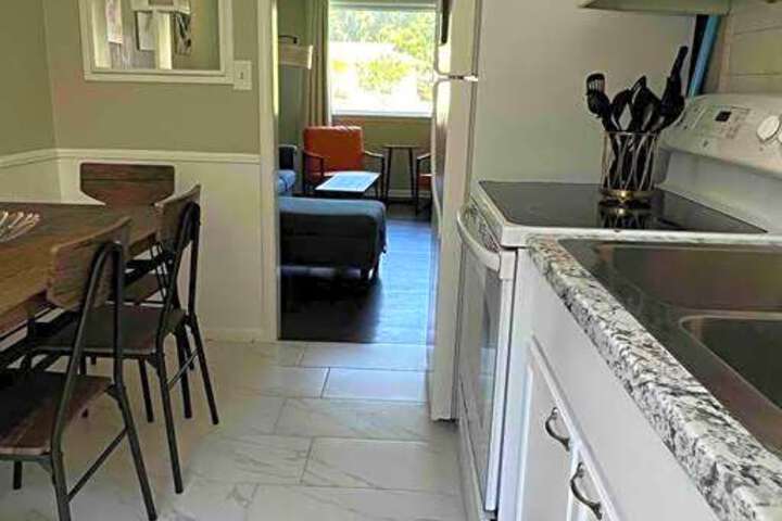 Modern & Cozy 2 bedroom home near downtown Shawnee