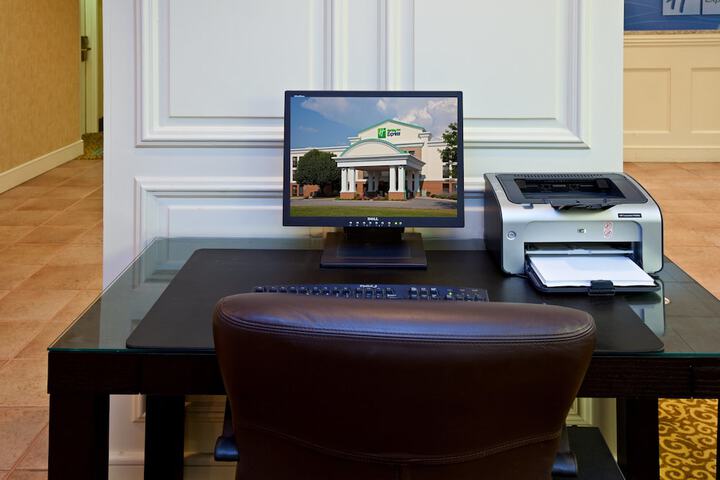 Holiday Inn Express Indianapolis Airport by IHG