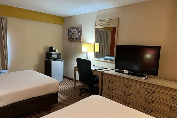 Econo Lodge Inn & Suites Walnut