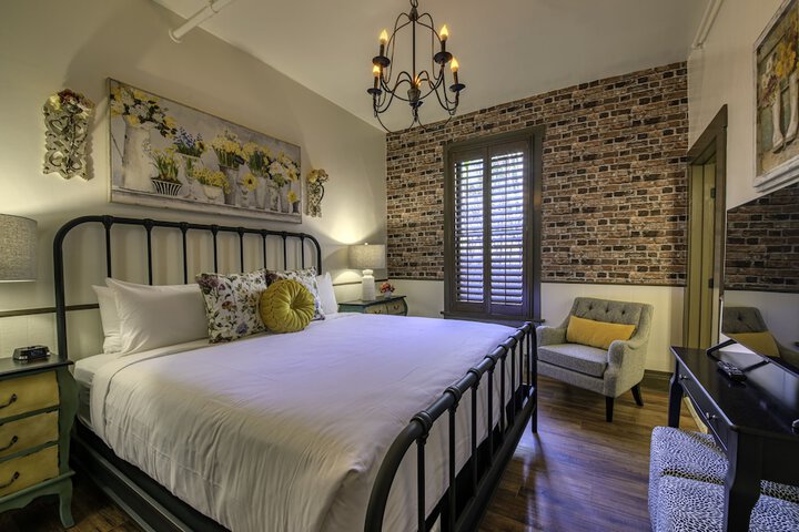 Room 14 of 28