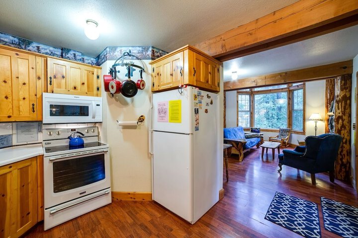 25sl - Hot Tub - Bbq - Pets Ok - Wifi - Sleeps 6 1 Bedroom Home by RedAwning