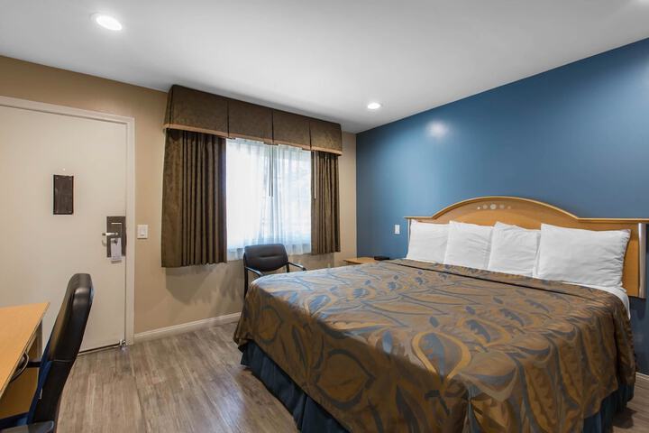 Room 12 of 29